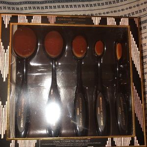 Oval Cosmetic Brushes